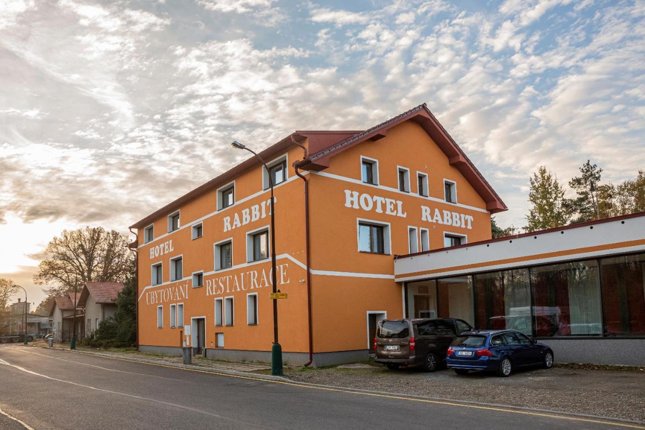 Hotel Rabbit Trhovy Stepanov ภายนอก รูปภาพ