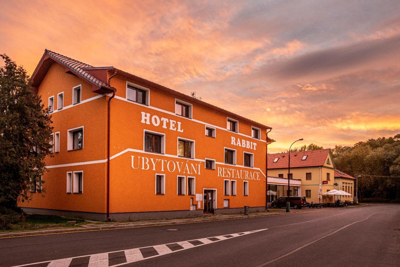 Hotel Rabbit Trhovy Stepanov ภายนอก รูปภาพ
